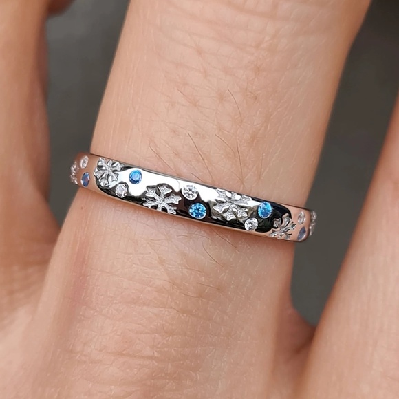 Sterling Silver Snowflake Band – Blue & Clear CZ Accents (size 8) - Picture 2 of 2